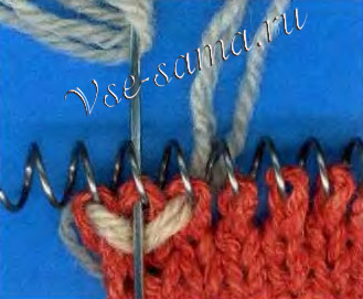 Войдите в середину пропущенной петли с изнаночной стороны, выйдите на лицевую поверх нити от предыдущего стежка Войдите в середину пропущенной петли с изнаночной стороны, выйдите на лицевую поверх нити от предыдущего стежка