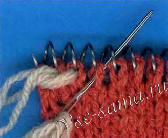 Пропустите одну петлю справа, войдите в следующую с лицевой стороны, выйдите на изнаночную Пропустите одну петлю справа, войдите в следующую с лицевой стороны, выйдите на изнаночную