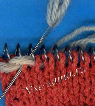 Войдите в середину пропущенной петли с изнаночной стороны, выйдите на лицевую ниже нити от предыдущего стежка Войдите в середину пропущенной петли с изнаночной стороны, выйдите на лицевую ниже нити от предыдущего стежка