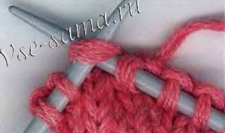 Ввести острие правой спицы с лицевой стороны внутрь второй петли и затем внутрь первой петли, находящихся палевой спице Ввести острие правой спицы с лицевой стороны внутрь второй петли и затем внутрь первой петли, находящихся палевой спице