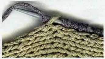 войти спицей в промежуток между дальними нитями, где одна косичка зацепляется за вторую войти спицей в промежуток между дальними нитями, где одна косичка зацепляется за вторую