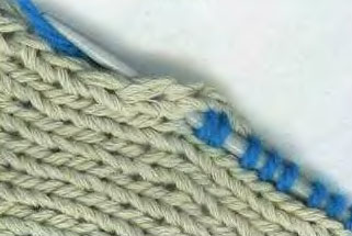 Петли вывязываются из петель ближайшего к кромочным ряда Петли вывязываются из петель ближайшего к кромочным ряда