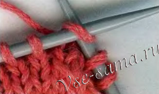 Ввести острие правой спицы с лицевой стороны внутрь первой петли Ввести острие правой спицы с лицевой стороны внутрь первой петли