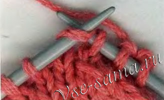 Не провязывая ее, сиять с левой спицы на правую, затем ввести острие правой спицы с лицевой стороны внутрь второй петли Не провязывая ее, сиять с левой спицы на правую, затем ввести острие правой спицы с лицевой стороны внутрь второй петли