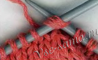 Ввести острие правой спицы с лицевой стороны внутрь второй петли, затем внутрь первой Ввести острие правой спицы с лицевой стороны внутрь второй петли, затем внутрь первой