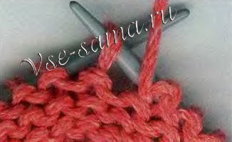С изнаночной стороны, острием на себя введите правую спицу внутрь петли, находящейся палевой спице С изнаночной стороны, острием на себя введите правую спицу внутрь петли, находящейся палевой спице