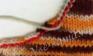 По лицевой стороне изделия наберите петли из-под стежков тамбурного шва По лицевой стороне изделия наберите петли из-под стежков тамбурного шва