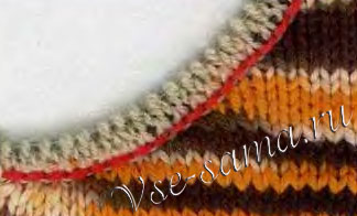 Совместите на спицах петли двух планок Совместите на спицах петли двух планок