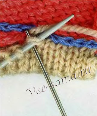 войдите с лицевой стороны петли иглой в первую петлю на спице войдите с лицевой стороны петли иглой в первую петлю на спице