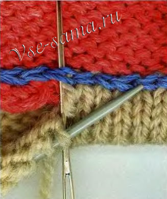 Протащите нить, войдите со стороны выреза горловины под звено цепочки Протащите нить, войдите со стороны выреза горловины под звено цепочки