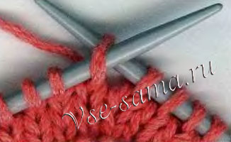 С лицевой стороны, острием от себя введите правую спицу внутрь петли, находящейся на левой спице С лицевой стороны, острием от себя введите правую спицу внутрь петли, находящейся на левой спице