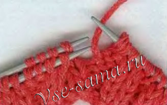 далее совместите петли на основной и вспомогательной спицах далее совместите петли на основной и вспомогательной спицах