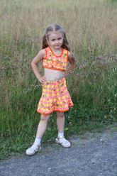 Яркий костюмчик для девочки, перед Яркий костюмчик для девочки, перед