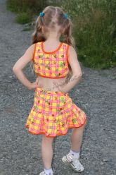 Яркий костюмчик для девочки, спинка Яркий костюмчик для девочки, спинка