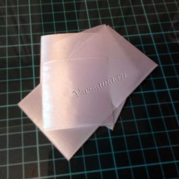 Подготовка квадратиков из атласных лент, фото Подготовка квадратиков из атласных лент, фото