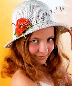 Белая шляпка с красным цветком Белая шляпка с красным цветком