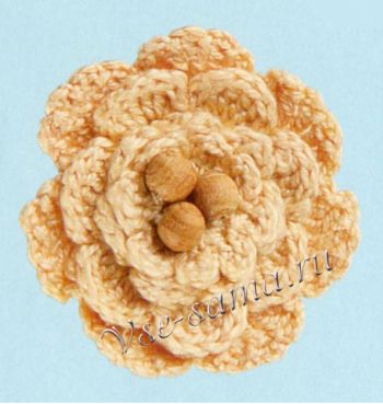 Бежевая вязаная брошь с бусинками Бежевая вязаная брошь с бусинками