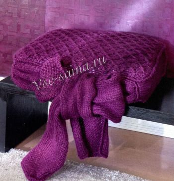 Бордовая подушка крючком на сиденье Бордовая подушка крючком на сиденье