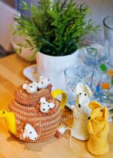 Грелка на чайник спицами и мышки-солонки Грелка на чайник спицами и мышки-солонки