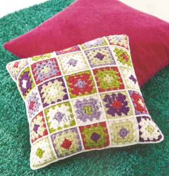 Подушка крючком в стиле пэчворк Подушка крючком в стиле пэчворк