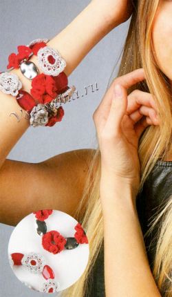 Три вязаных браслета с красными и серебряными цветами Три вязаных браслета с красными и серебряными цветами