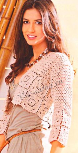 Короткий жакет из бежевой пряжи Короткий жакет из бежевой пряжи