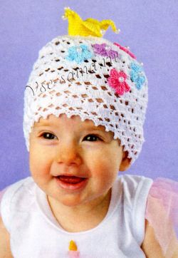 Шапочка крючком с короной и цветочками Шапочка крючком с короной и цветочками