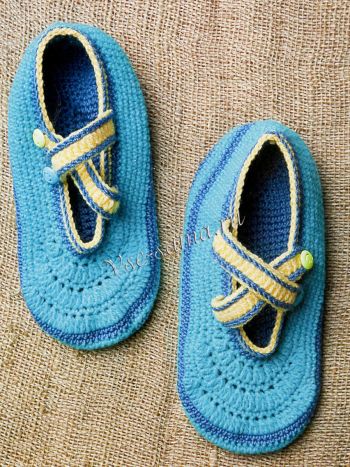 Голубые тапочки крючком на пуговицах Голубые тапочки крючком на пуговицах