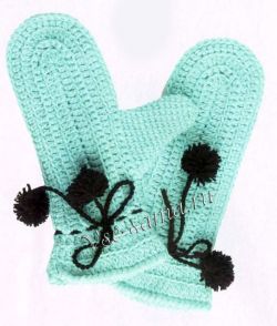 Голубые варежки крючком с помпонами Голубые варежки крючком с помпонами