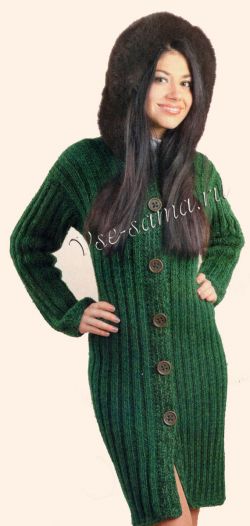 Зеленое пальто с меховой отделкой капюшона Зеленое пальто с меховой отделкой капюшона