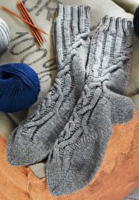 Носки с узором из кос Носки с узором из кос