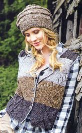 Трехцветный жилет с косами и шапка спицами Трехцветный жилет с косами и шапка спицами