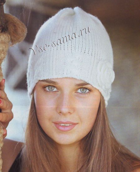 Белая шапочка спицами с цветком, фото Белая шапочка спицами с цветком, фото