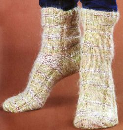 Меланжевые носки спицами с косами Меланжевые носки спицами с косами