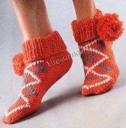 Носки спицами с помпонами Носки спицами с помпонами