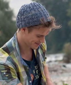 Серо-голубая шапка спицами Серо-голубая шапка спицами