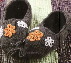 Серые тапочки спицами с цветочками Серые тапочки спицами с цветочками