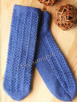 Синие носки спицами с ажурным узором Синие носки спицами с ажурным узором