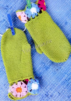 Зеленые варежки крючком с цветочками Зеленые варежки крючком с цветочками