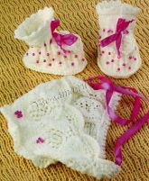 Белые пинетки и шапочка с бусинками спицами Белые пинетки и шапочка с бусинками спицами