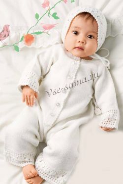 Белый комбинезон и шапочка с кружевной каймой Белый комбинезон и шапочка с кружевной каймой