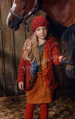 Яркий жакет спицами с бахромой и шапочка