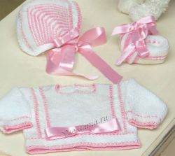 Пуловер спицами с застёжкой на спинке, шапочка и пинетки Пуловер спицами с застёжкой на спинке, шапочка и пинетки