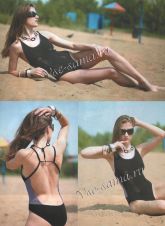 Черный купальник с фиолетовой отделкой и колье Черный купальник с фиолетовой отделкой и колье