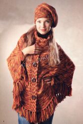 Меланжевое пончо на пуговицах и берет-таблетка Меланжевое пончо на пуговицах и берет-таблетка