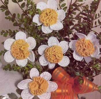 Бледно-сиреневые цветы с желтыми серединками Бледно-сиреневые цветы с желтыми серединками